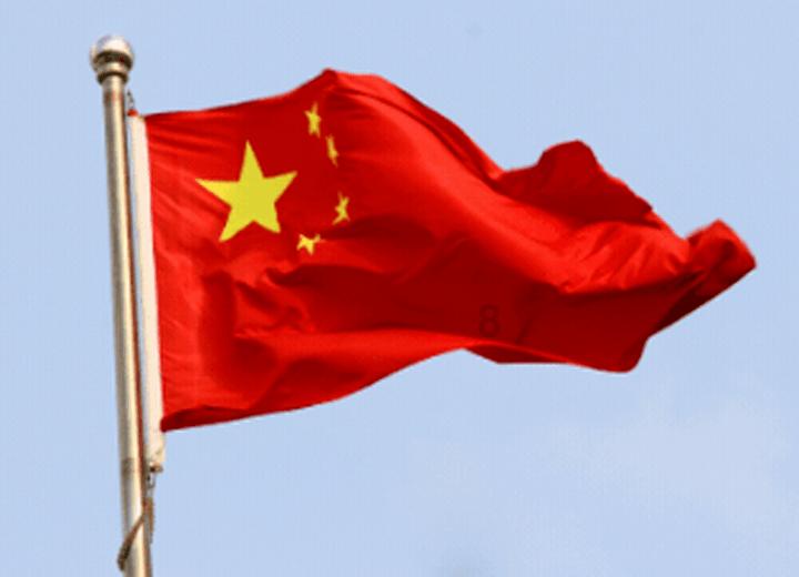 泰安一老人突发不适路边晕倒 警民合力救助